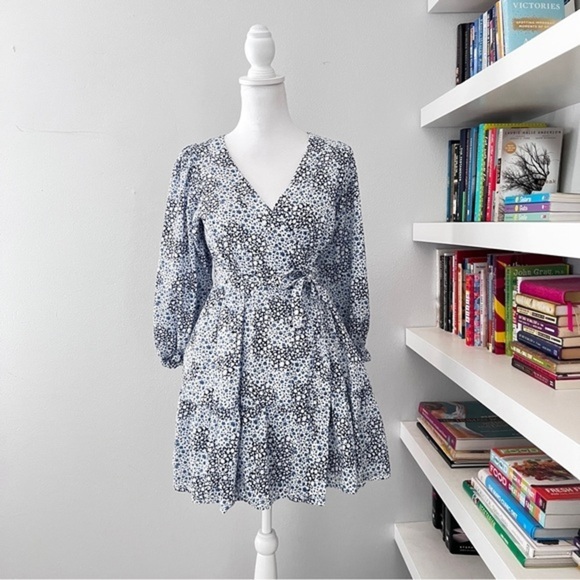 Madewell Blue & White Crinkle Wrap Mini Dress in Quilted Floral Sz 2 - Picture 2 of 16